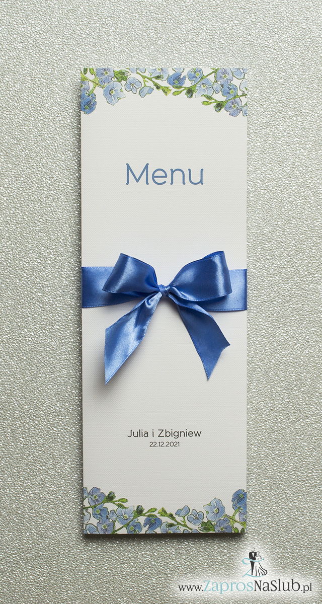 Kwiatowe menu weselne – składane na pół menu z niebiesko-zielonymi kwiatami oraz niebieską wstążką - ZaprosNaSlub