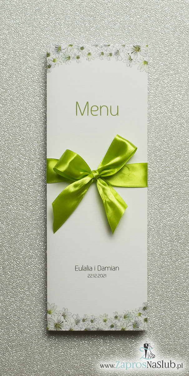 Kwiatowe menu weselne - składane na pół menu z drobnymi, białymi kwiatami oraz zieloną wstążką