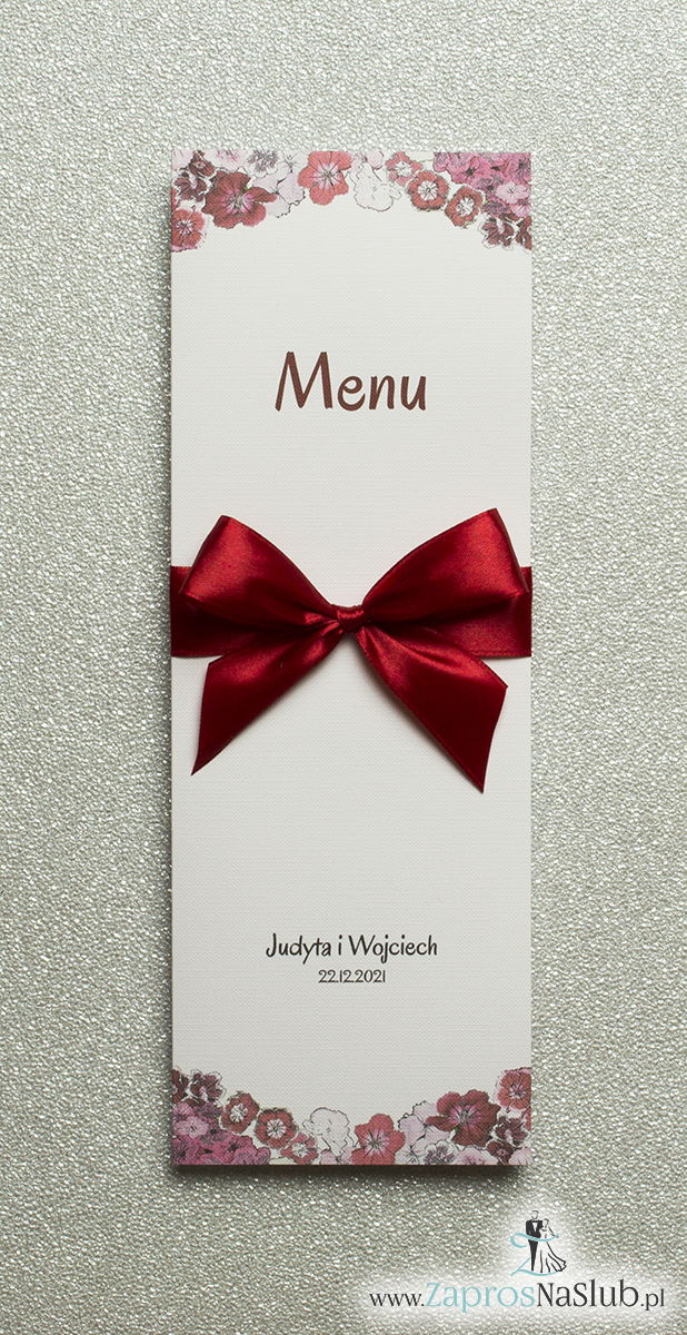Kwiatowe menu weselne – składane na pół menu z kwiatami goździków oraz ciemnoczerwoną wstążką - ZaprosNaSlub