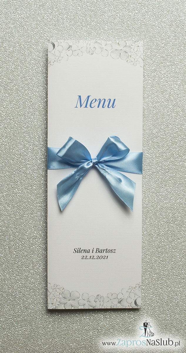 Kwiatowe menu weselne - składane na pół menu z kwiatami kaliny oraz błękitną wstążką
