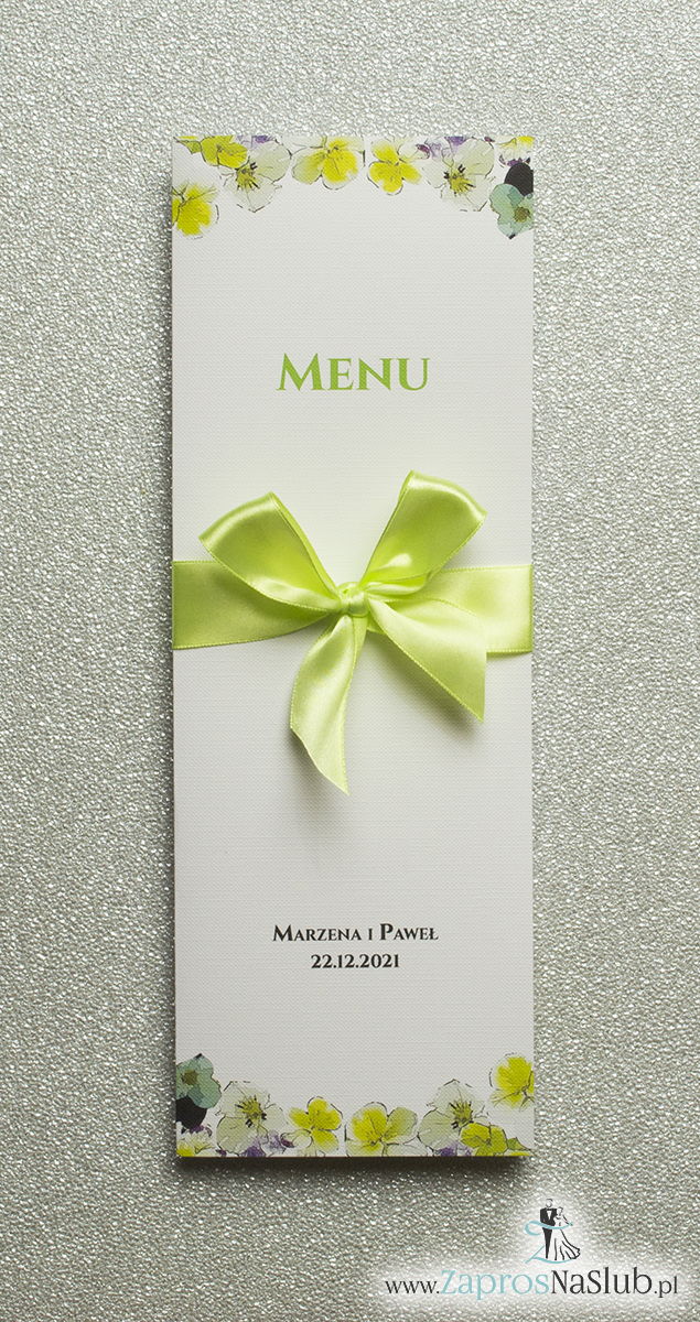 Kwiatowe menu weselne – składane na pół menu z kwiatami bratków oraz zieloną wstążką - ZaprosNaSlub
