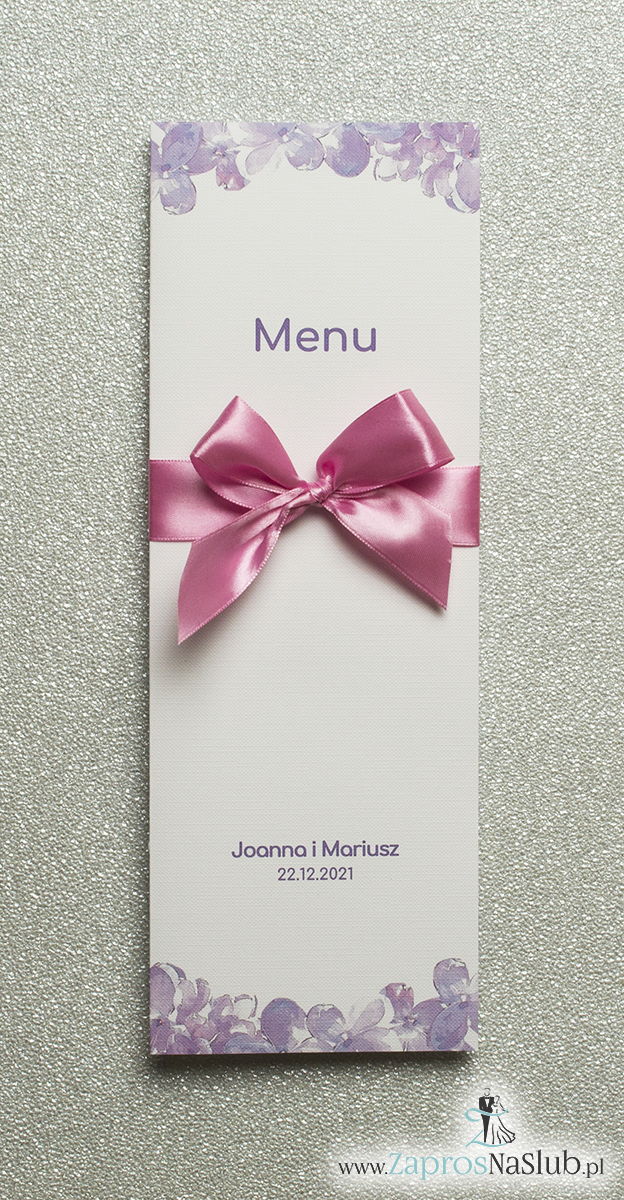Kwiatowe menu weselne - składane na pół menu z kwiatami bzu oraz różową wstążką