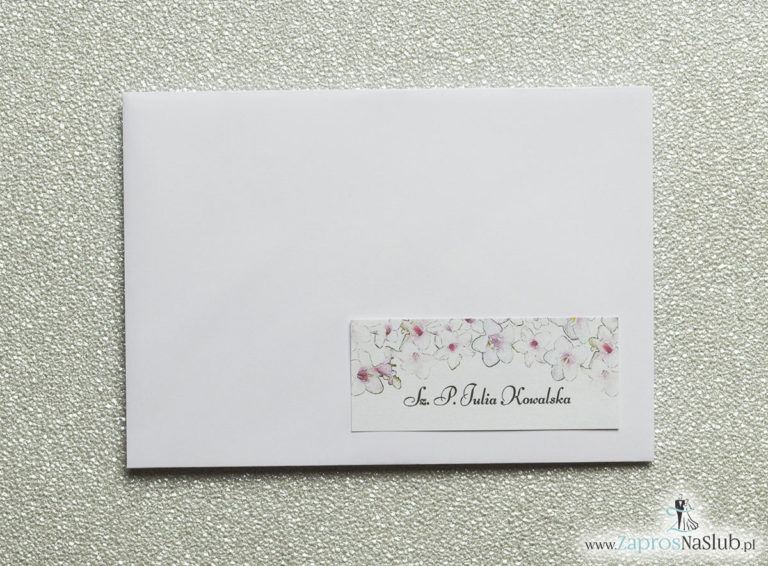 Kwiatowe naklejki na koperty - personalizacja kopert naklejką z różowo-białymi kwiatami