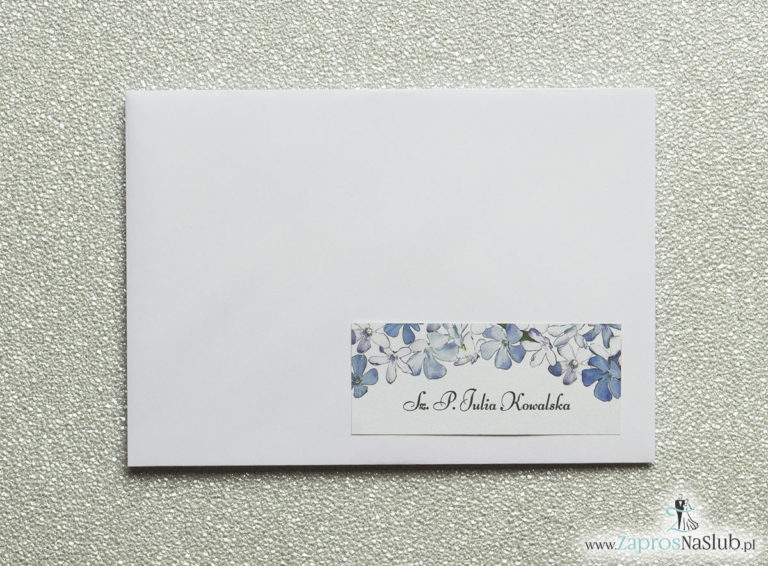 NAK-110 Kwiatowe naklejki na koperty - personalizacja kopert naklejką z biało-niebieskimi kwiatami - Zaproszenia ślubne na ślub