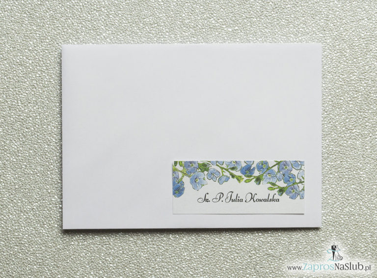 Kwiatowe naklejki na koperty – personalizacja kopert naklejką z niebiesko-zielonymi kwiatami - ZaprosNaSlub