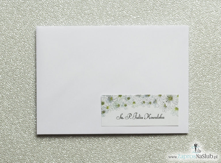 Kwiatowe naklejki na koperty – personalizacja kopert naklejką z drobnymi, białymi kwiatami - ZaprosNaSlub
