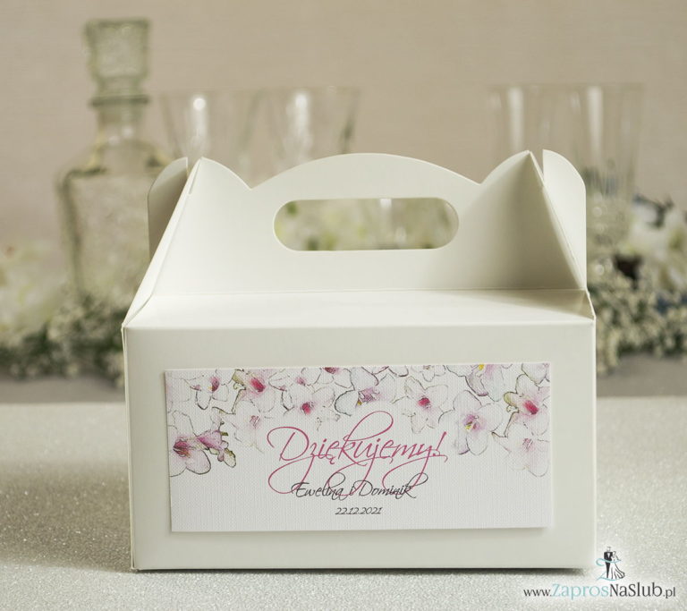 Kwiatowe pudełka na ciasta - podziękowania dla gości w formie pudełek na ciasto z motywem różowo-białych kwiatów