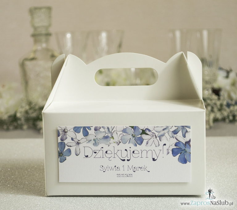 Kwiatowe pudełka na ciasta – podziękowania dla gości w formie pudełek na ciasto z motywem niebiesko-białych kwiatów - ZaprosNaSlub