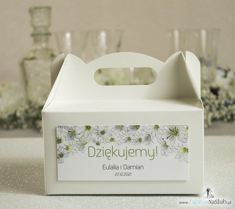 Kwiatowe pudełka na ciasta – podziękowania dla gości w formie pudełek na ciasto z motywem drobnych, białych kwiatów - ZaprosNaSlub
