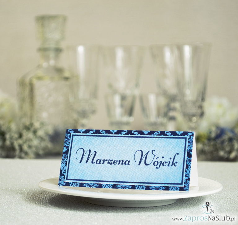 Eleganckie winietki ślubne z niebieskim barokowym ornamentem, umieszczonym pod naklejonym motywem tekstowym - ZaprosNaSlub