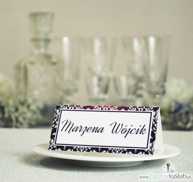 Eleganckie winietki ślubne z karminowym florystycznym damaskiem, umieszczonym pod naklejonym motywem tekstowym - ZaprosNaSlub