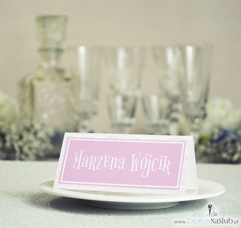 Eleganckie winietki ślubne z biało-różowymi dekoracyjnymi paskami, umieszczonym pod naklejonym motywem tekstowym - ZaprosNaSlub