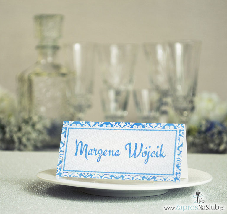 WIN-2310 Eleganckie winietki ślubne z błękitno-białym florystycznym ornamentem, umieszczonym pod naklejonym motywem tekstowym - Zaproszenia ślubne na ślub