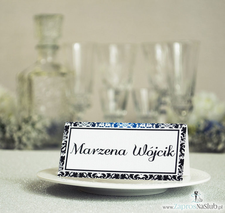 Eleganckie winietki ślubne z czarno-białym eleganckim damaskiem, umieszczonym pod naklejonym motywem tekstowym