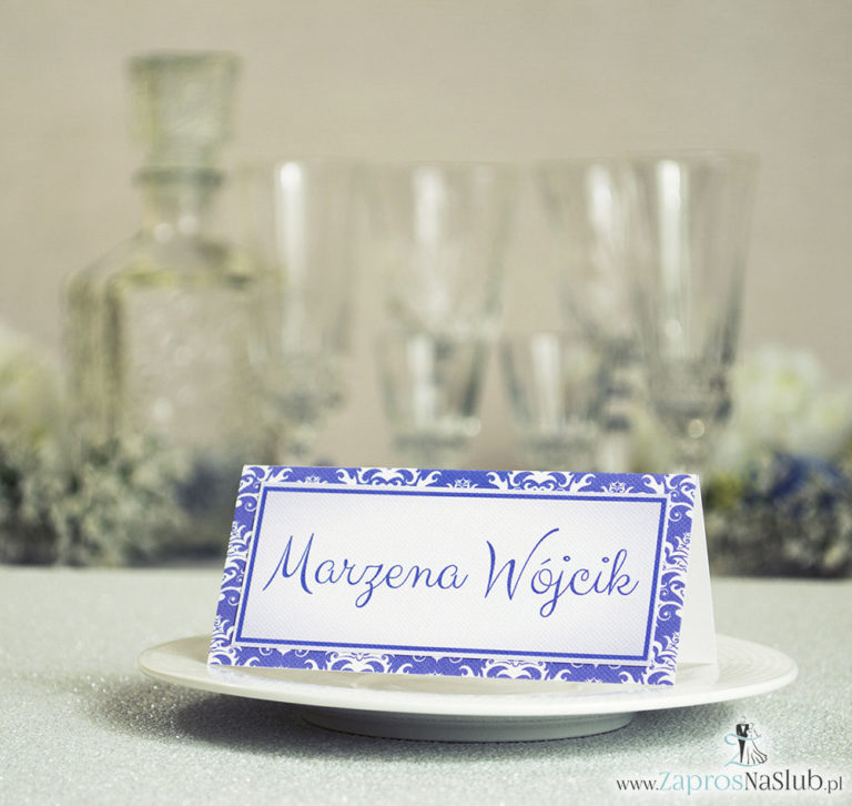 Eleganckie winietki ślubne z fioletowo-białym damaskiem, umieszczonym pod naklejonym motywem tekstowym - ZaprosNaSlub