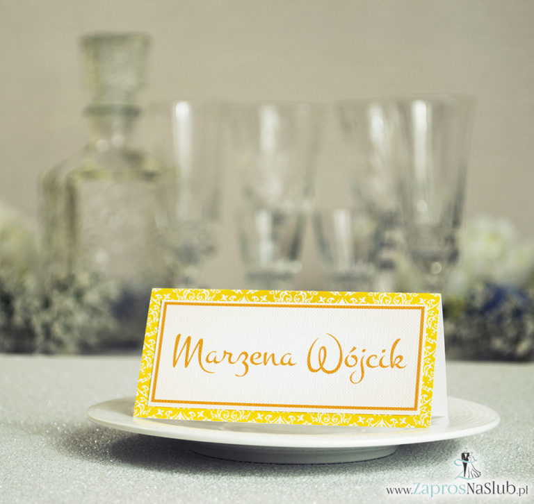 Eleganckie winietki ślubne z żółto-białym ornamentem, umieszczonym pod naklejonym motywem tekstowym - ZaprosNaSlub