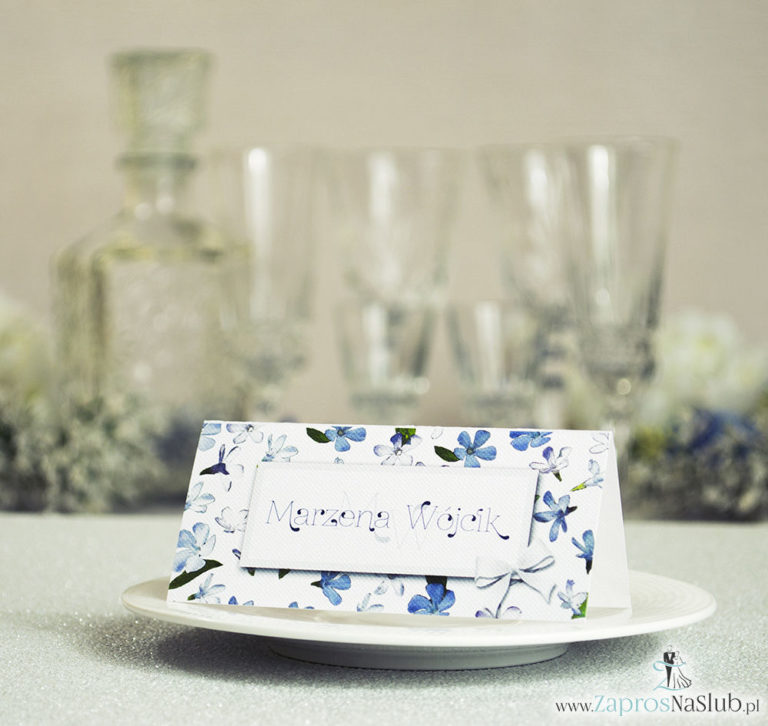Kwiatowe winietki ślubne - składane na pół winietki z niebiesko-białymi kwiatami, prostokątem oraz malowaną kokardką