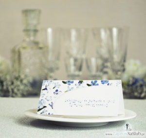 Kwiatowe winietki ślubne - składane na pół winietki z niebiesko-białymi kwiatami, prostokątem oraz malowaną kokardką