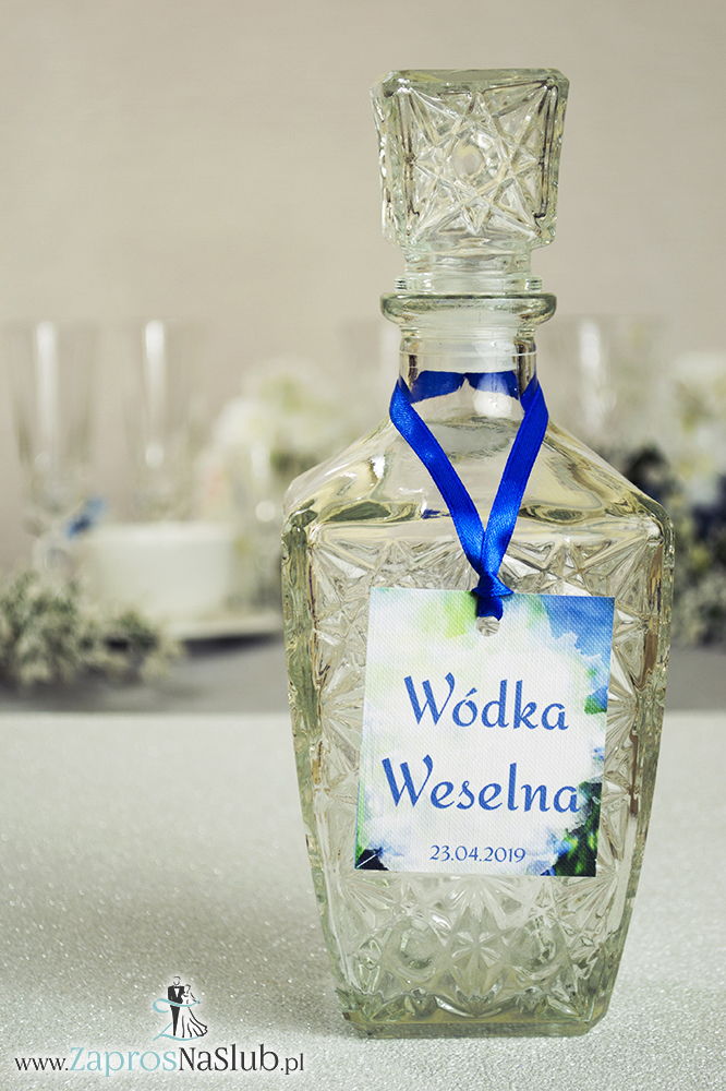 Naturalne zawieszki na alkohol z niebieskimi kwiatami cebulicy syberyjskiej oraz z niebieską wstążką