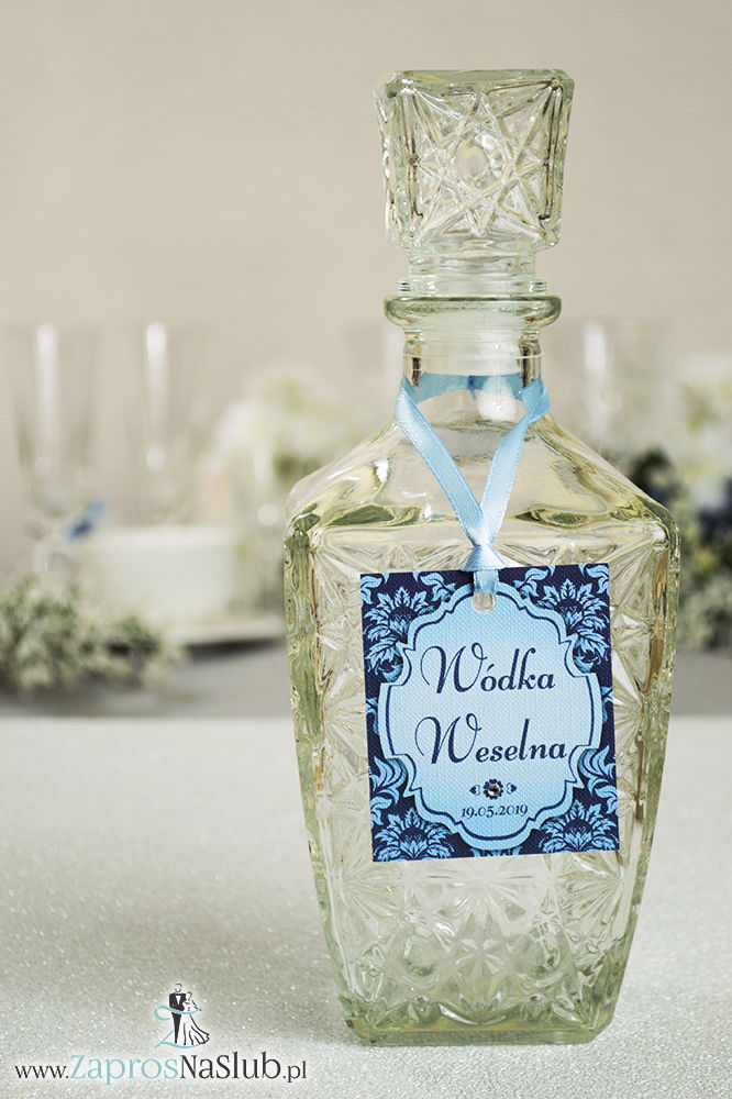 Zawieszki na alkohol z ornamentem. Elegancki niebieski barokowy wzór, błękitny motyw ozdobny oraz satynową wstążka
