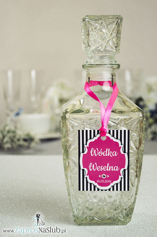 Zawieszki na alkohol z ornamentem. Eleganckie czarno-białe paski, różowy motyw ozdobny oraz różowa wstążka