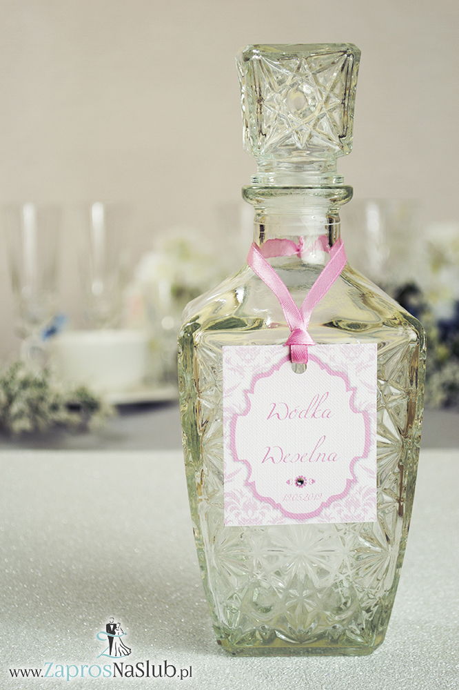 Zawieszki na alkohol z ornamentem. Elegancki różowy barokowy wzór, biało-różowy motyw ozdobny oraz satynową wstążka