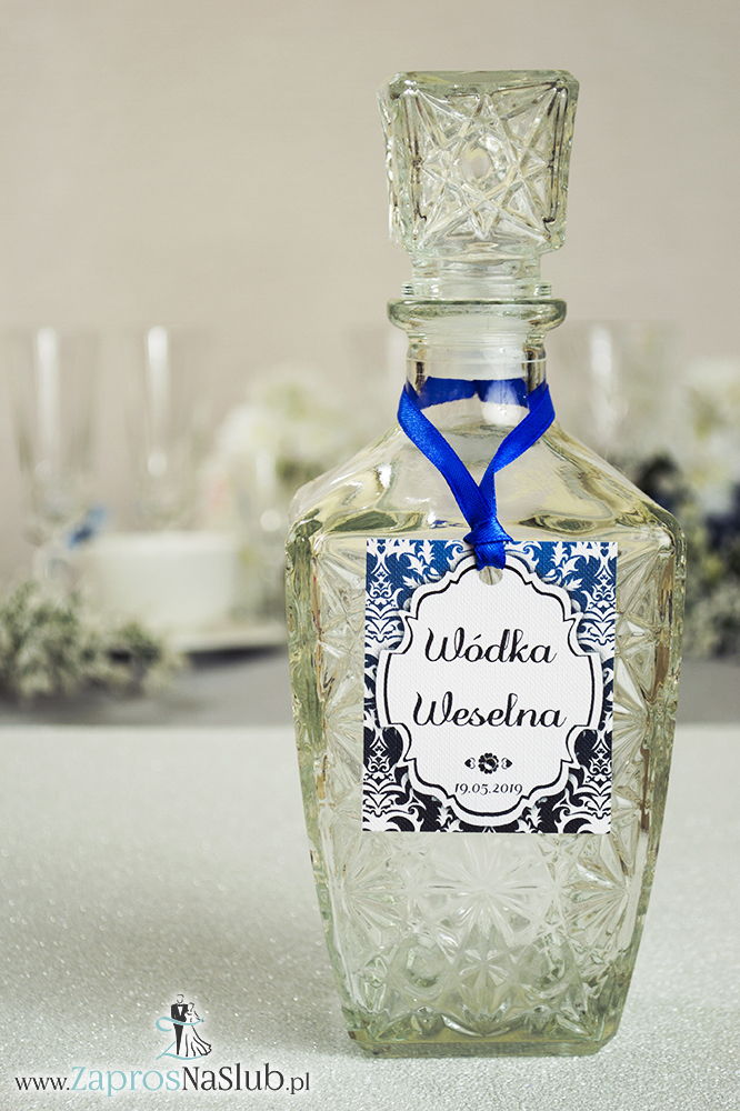 Zawieszki na alkohol z ornamentem. Elegancki czarno-biały elegancki damask z błękitną poświatą, jasny motyw ozdobny oraz satynową wstążka