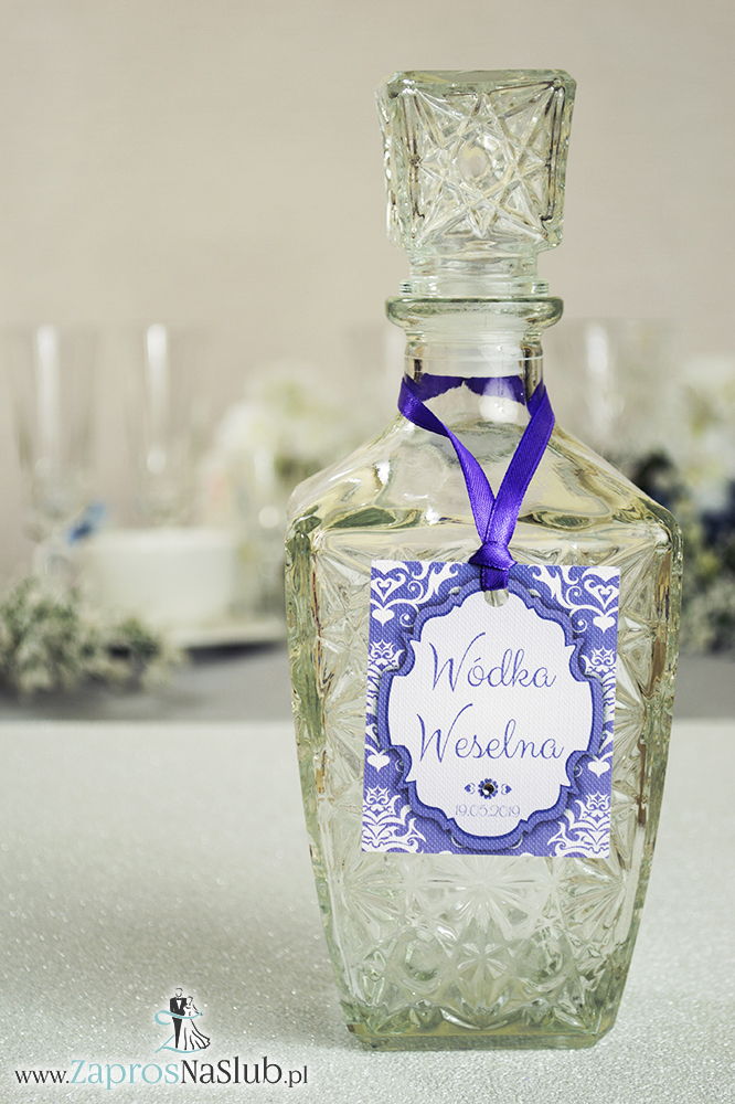 Zawieszki na alkohol z ornamentem. Elegancki fioletowo-biały damask, trójkolorowy motyw ozdobny oraz satynową wstążka