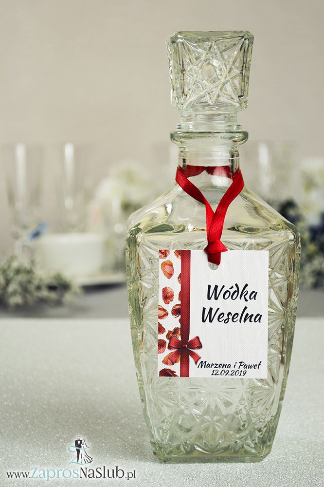 ZAW-203 Kwiatowe zawieszki na alkohol wraz z czerwoną wstążką i pionowym motywem z kwiatami maków - zaproszenia ślubne na ślub