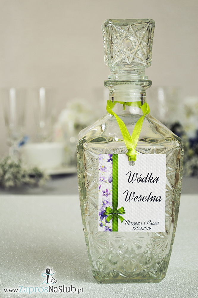 Kwiatowe zawieszki na alkohol wraz z pistacjową wstążką i pionowym motywem fioletowo-zielonych kwiatów - ZaprosNaSlub