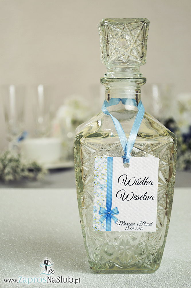 ZAW-205 Kwiatowe zawieszki na alkohol wraz z błękitną wstążką i pionowym motywem kwiatów niezapominajki - zaproszenia ślubne na ślub