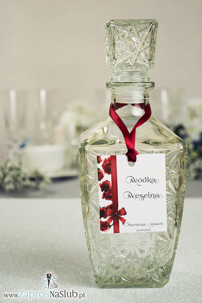 Kwiatowe zawieszki na alkohol wraz z bordową wstążką i pionowym motywem kwiatów róży - ZaprosNaSlub