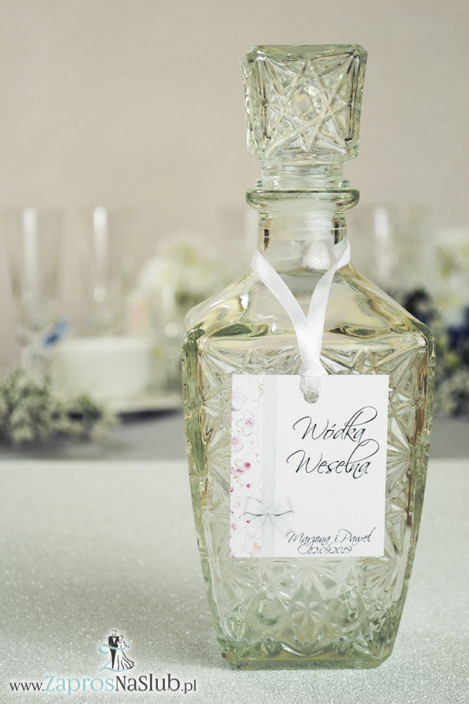 Kwiatowe zawieszki na alkohol wraz z białą wstążką i pionowym motywem różowo-białych kwiatów - ZaprosNaSlub