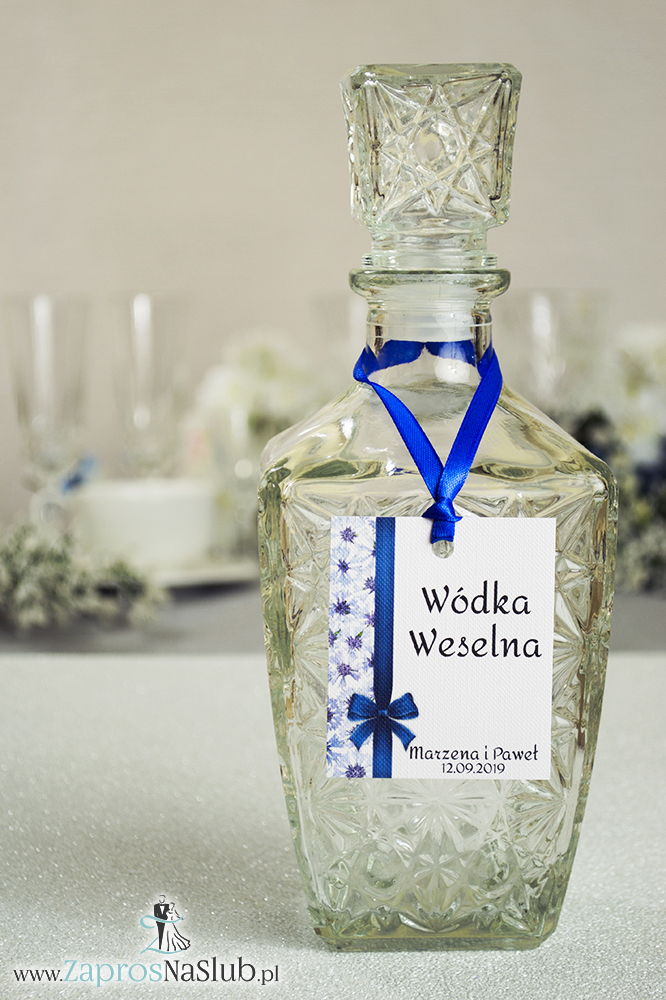ZAW-208 Kwiatowe zawieszki na alkohol wraz z ciemnoniebieską wstążką i pionowym motywem kwiatów chabrów - zaproszenia ślubne na ślub