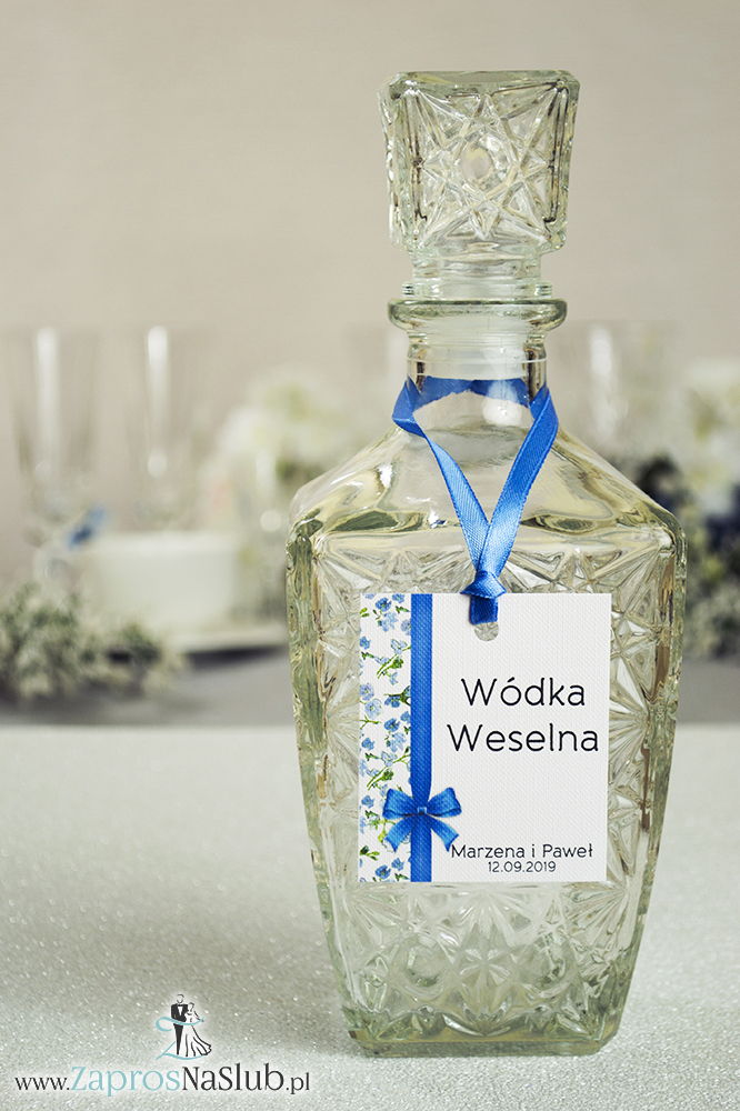 Kwiatowe zawieszki na alkohol wraz z niebieską wstążką i pionowym motywem zielono-niebieskich kwiatów - ZaprosNaSlub