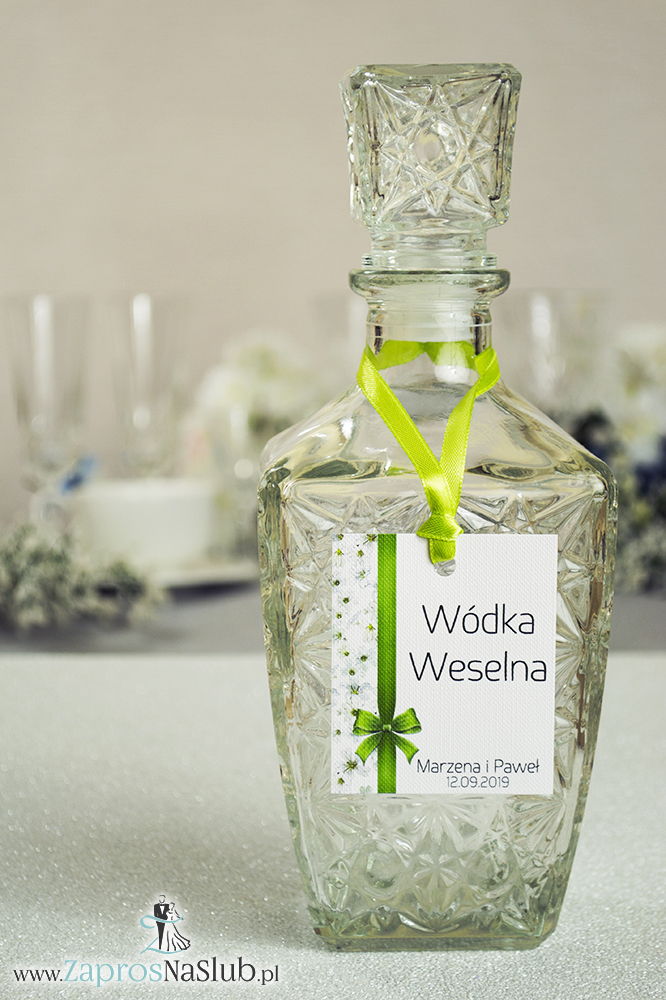 Kwiatowe zawieszki na alkohol wraz z zieloną wstążką i pionowym motywem pięknych drobnych, białych kwiatów - ZaprosNaSlub