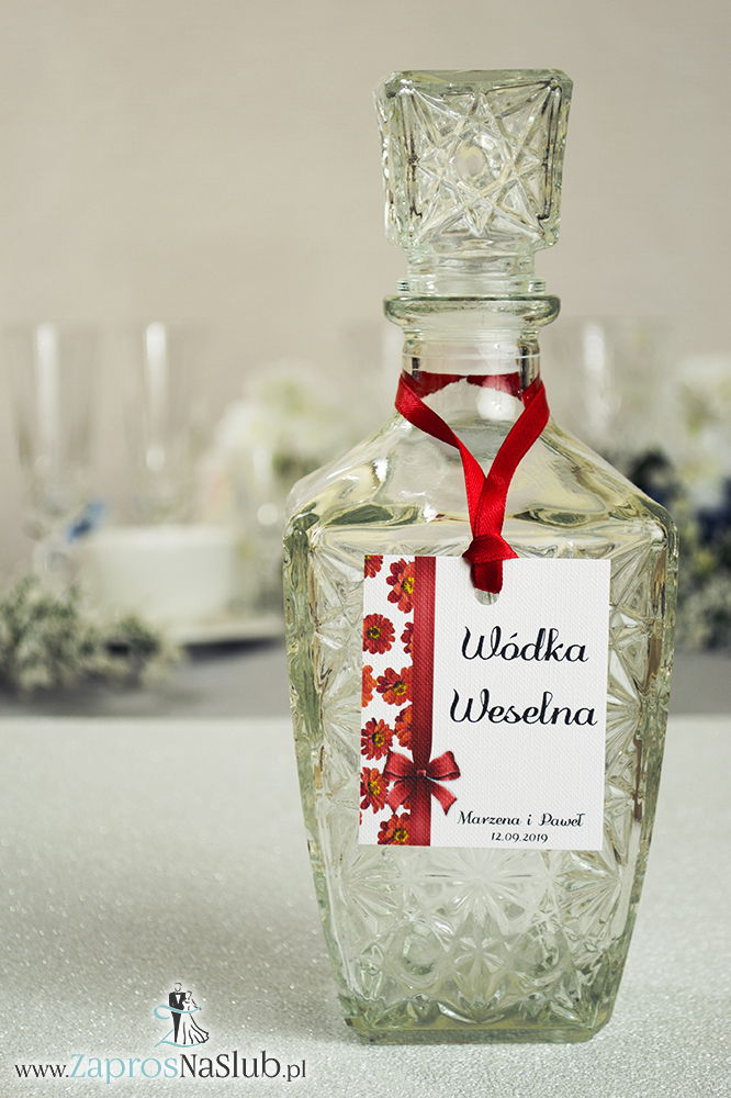 Kwiatowe zawieszki na alkohol wraz z czerwoną wstążką i pionowym motywem kwiatów gerbera - ZaprosNaSlub