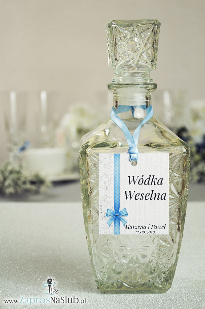 ZAW-218 Kwiatowe zawieszki na alkohol wraz z błękitną wstążką i pionowym motywem kwiatów kaliny - zaproszenia ślubne na ślub