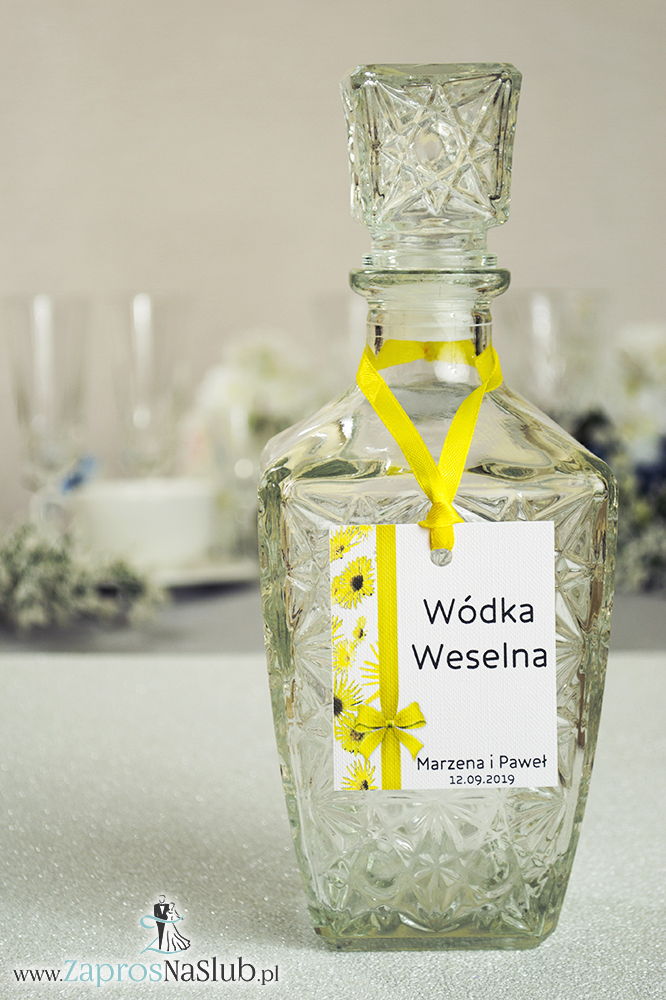 Kwiatowe zawieszki na alkohol wraz z żółtą wstążką i pionowym motywem kwiatów słonecznika