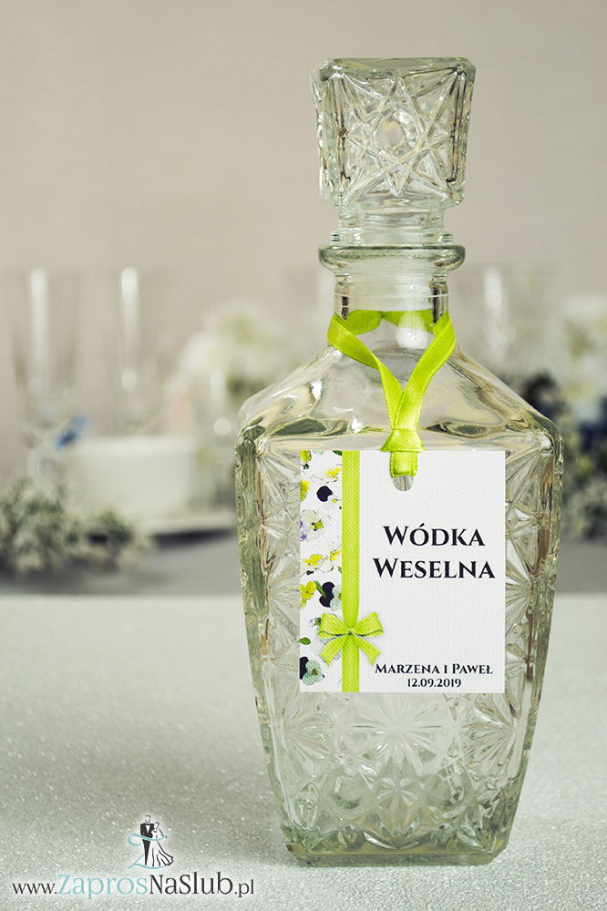Kwiatowe zawieszki na alkohol wraz z zieloną wstążką i pionowym motywem kwiatów bratków - ZaprosNaSlub