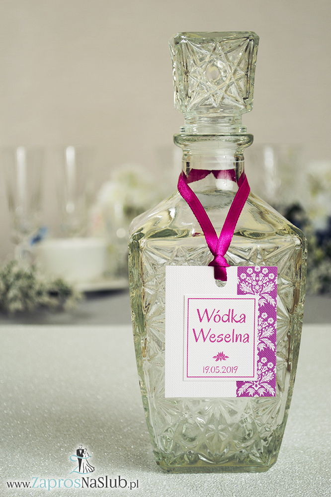 Zawieszki na alkohol z różowo-białym ornamentem po prawej, przyklejanym motywem tekstowym i różową wstążką - ZaprosNaSlub
