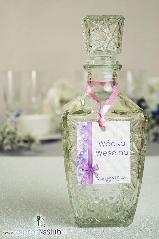 Kwiatowe zawieszki na alkohol wraz z różową wstążką i pionowym motywem kwiatów bzu - ZaprosNaSlub