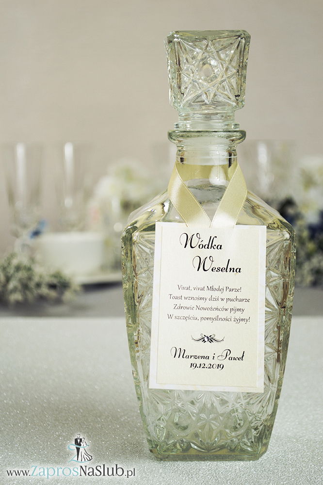 Bardzo eleganckie zawieszki na alkohol z papierem w kolorze biało-złotych róż, przyklejanym motywem tekstowym, cyrkonią i kremową wstążką