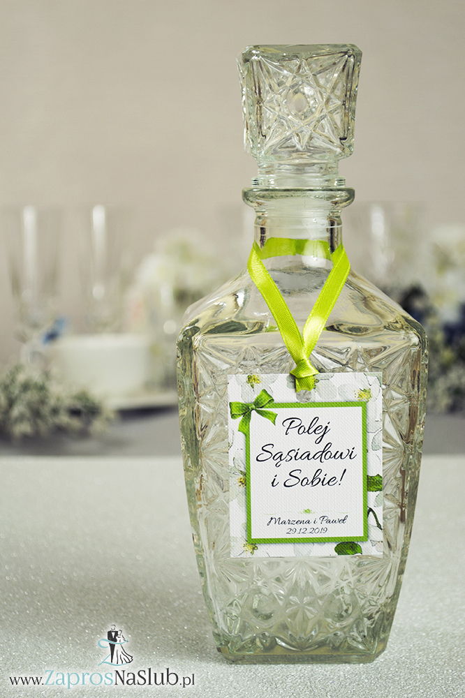 Kwiatowe zawieszki na alkohol wraz z oliwkową wstążką i prostokątnym motywem kwiatów jabłoni - ZaprosNaSlub