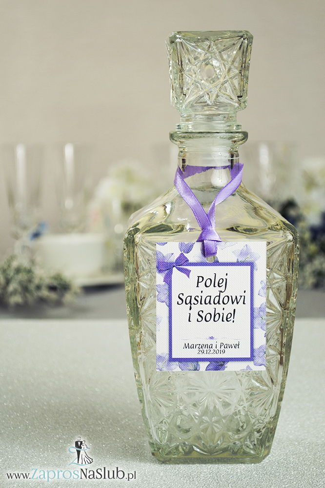 Kwiatowe zawieszki na alkohol wraz z fioletową wstążką i prostokątnym motywem kwiatów dzwonków