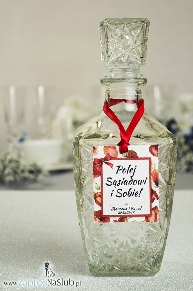 Kwiatowe zawieszki na alkohol wraz z czerwoną wstążką i prostokątnym motywem z kwiatami maków - ZaprosNaSlub