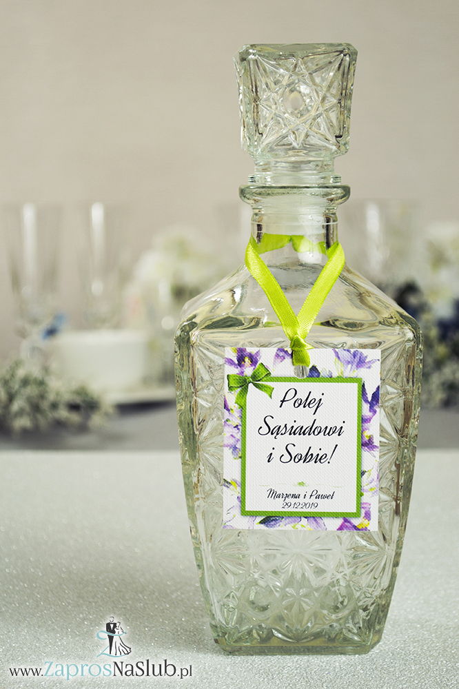 Kwiatowe zawieszki na alkohol wraz z pistacjową wstążką i prostokątnym motywem fioletowo-zielonych kwiatów - ZaprosNaSlub