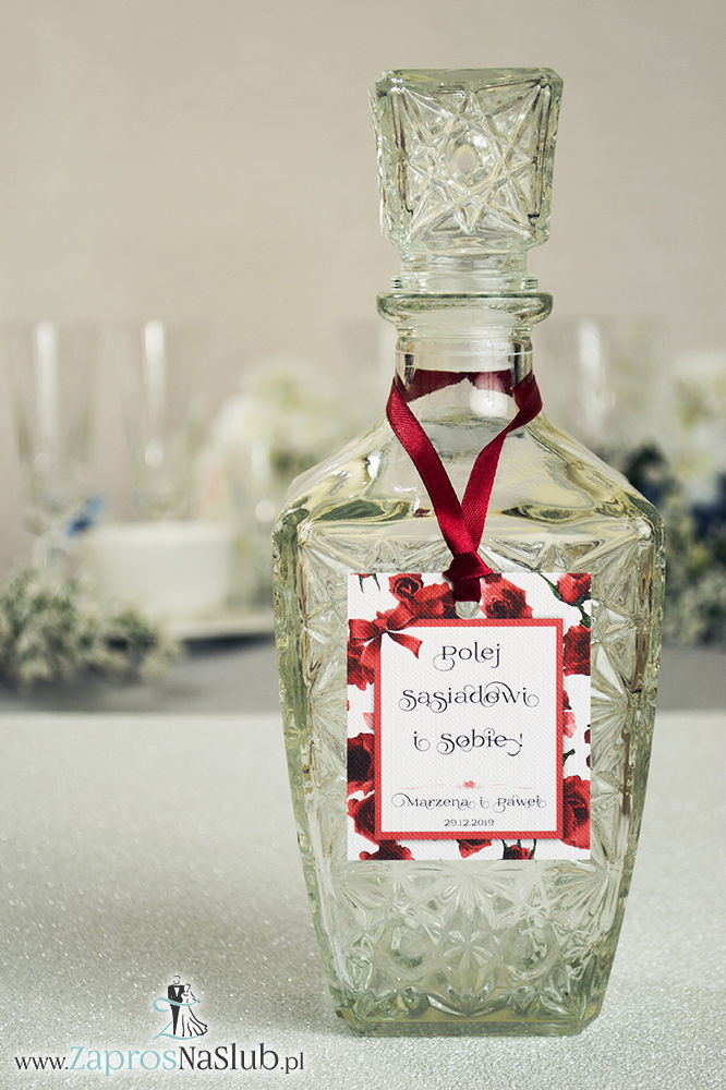 ZAW-306 Kwiatowe zawieszki na alkohol wraz z czerwoną wstążką i prostokątnym motywem kwiatów róży - zaproszenia ślubne na ślub