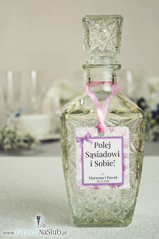 Kwiatowe zawieszki na alkohol wraz z różową wstążką i prostokątnym motywem różowych kwiatów - ZaprosNaSlub