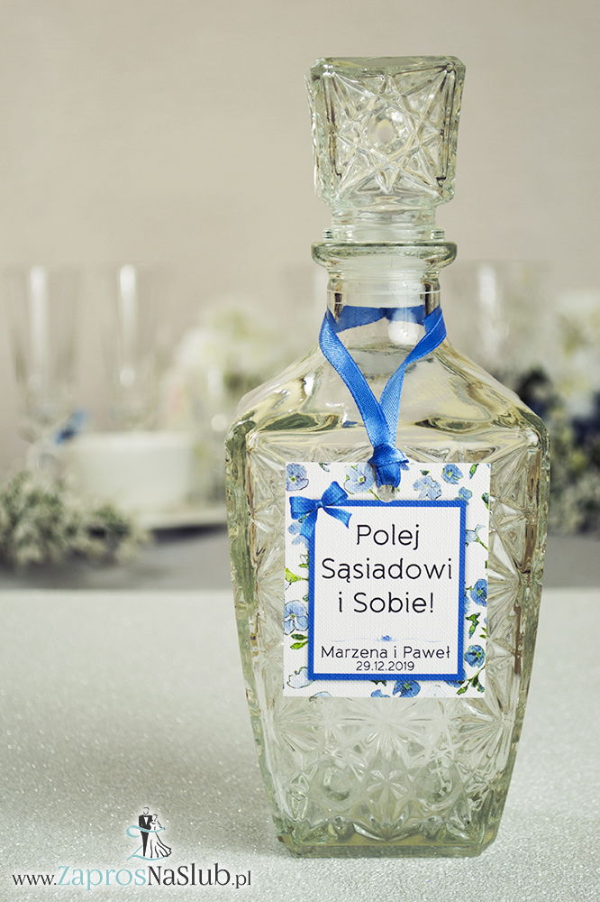 Kwiatowe zawieszki na alkohol wraz z niebieską wstążką i prostokątnym motywem zielono-niebieskich kwiatów - ZaprosNaSlub